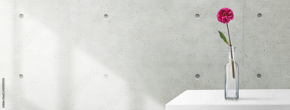 コンクリート打ちっ放しの壁 窓から差し込む光 白いテーブルに花瓶に挿した花のある空間 Stock Photo Adobe Stock