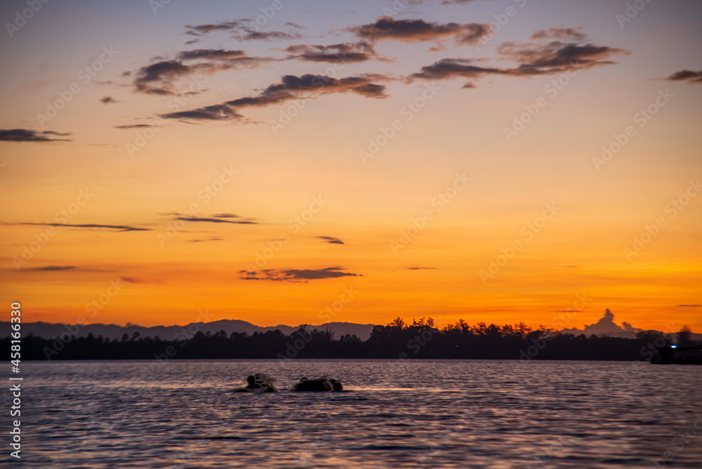Naklejka premium sunset over the sea