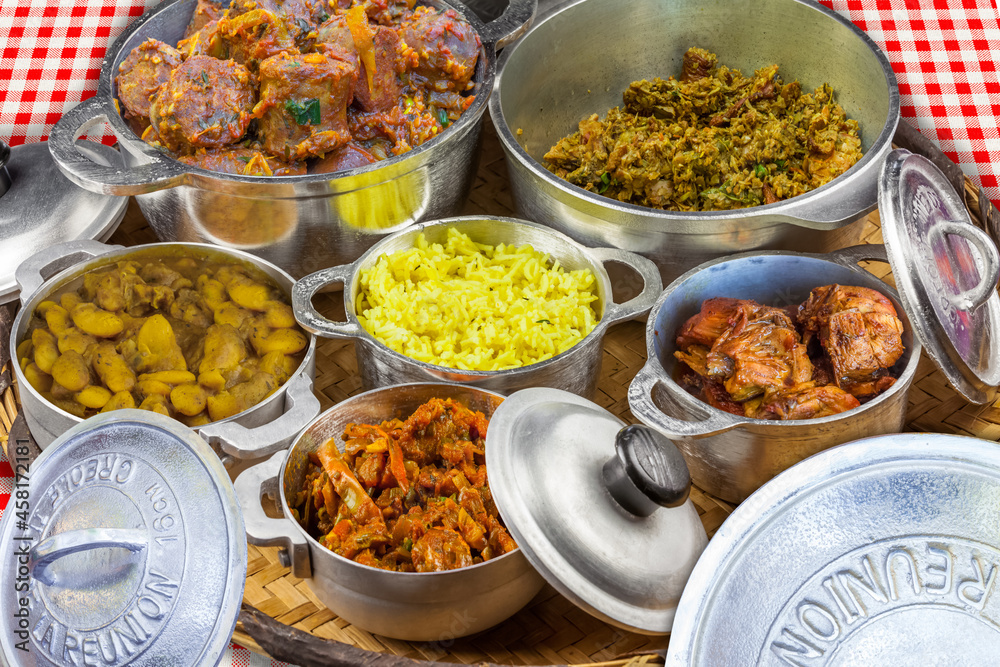 Gastronomie réunionnaise, caris et rougails traditionnels dans petites marmites créoles Gastronomie réunionnaise, caris et rougails traditionnels dans petites marmites créoles