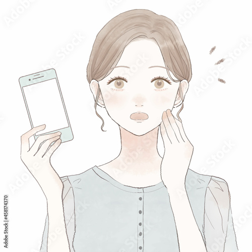 スマホを持って驚いている女性