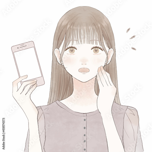 スマホを持って驚いている女性