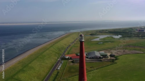 Drohnenaufnahme, Luftaufnahme, Flug um Leuchtturm Huisduinen, genannt der lange Jaap mit der Nordsee im Hintergrung und der Landschaft davor, Den Helder, Niederlande, NordHolland