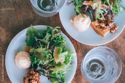 おしゃれなカフェでランチしているイメージカット