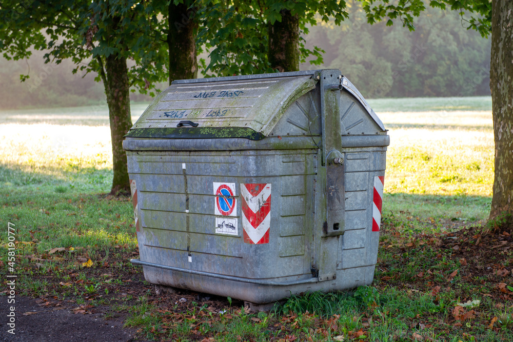 Primo piano del cassonetto della spazzatura nel parco. La raccolta dei rifiuti Primo piano del cassonetto della spazzatura nel parco. La raccolta dei rifiuti