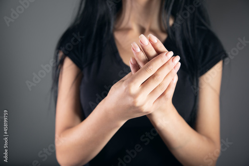 Quadro su tela The young woman ache finger