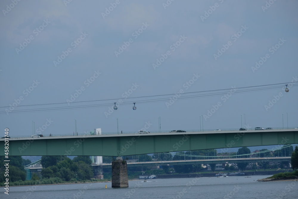 FU 2020-07-19 Rhein 46 Über die Brücke führt eine Seilbahn