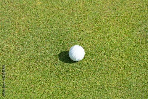グリーンの上のゴルフボール