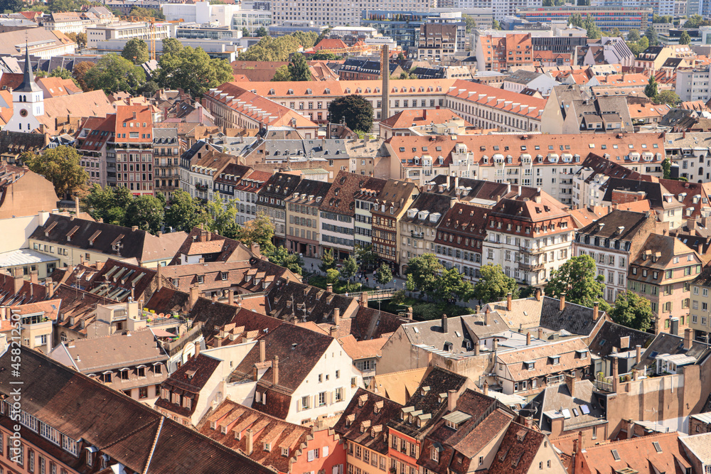 Straßburger Blickwinkel; Quai des Bateliers und Alte Tabakmanufaktur vom Münster aus gesehen