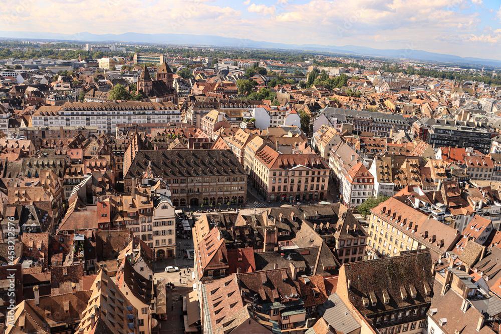 Historisches Straßburg; Blick vom Münster über den Gutenbergplatz zur Thomaskirche