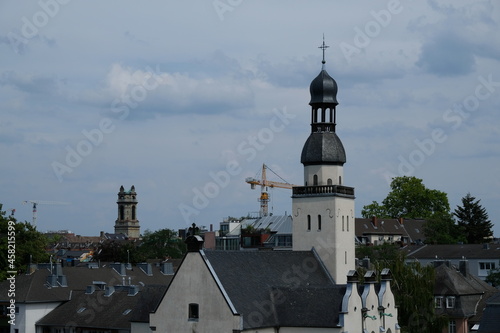 FU 2020-07-19 Rhein 390 In der Ortschaft steht eine Kirche