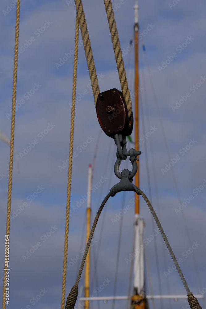 Ein Flaschenzug als Hilfsmittel für schwere Lasten auf einer alten Segeljacht Ein Flaschenzug als Hilfsmittel für schwere Lasten auf einer alten Segeljacht