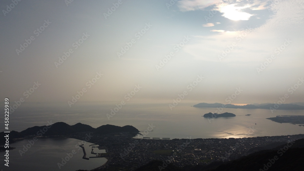 Fototapeta premium 『ドローン空撮』ニホンの自然と風景！ 山口県光市の街並みと瀬戸内海
