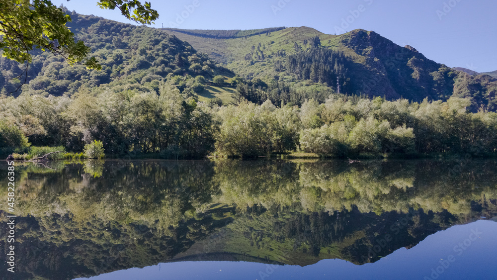 Foto de Embalse de la Florida con sus aguas tranquilas y bonitos