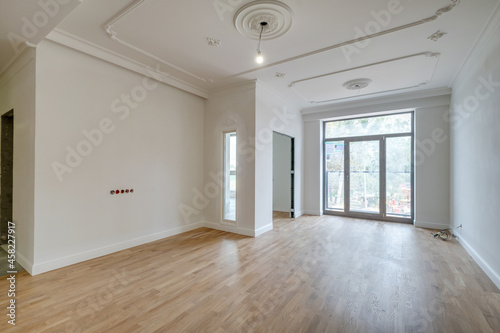 empty white room with repair and without furniture © hiv360