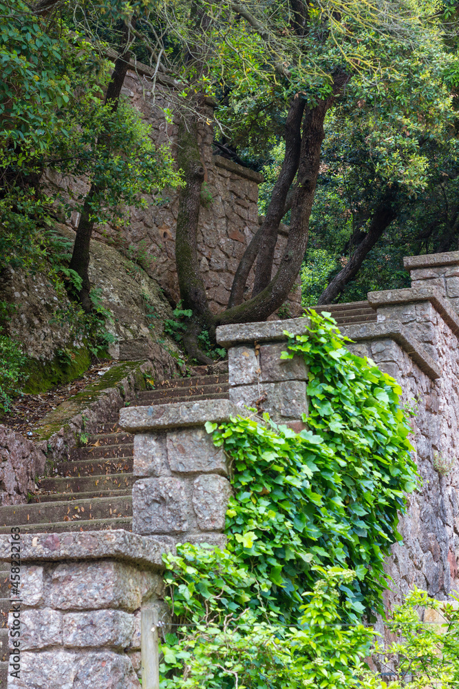 Escaleras de piedra en las rutas alrededor del monasterio de Montserrat en Cataluña España