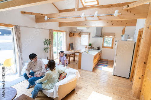 おうちで楽しく過ごす家族