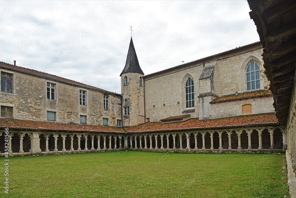 La Rochefoucauld en Angoumois, Charente, Nouvelle-Aquitaine, France : couvent et cloître des Carmes.64.
