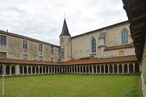 La Rochefoucauld en Angoumois, Charente, Nouvelle-Aquitaine, France : couvent et cloître des Carmes.64. 