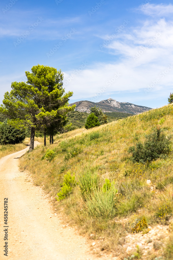 Vue sur le Mont Saint-Baudille depuis le sentier de randonnée du Roc des Deux Vierges à Saint-Saturnin-de-Lucian (Occitanie, France)