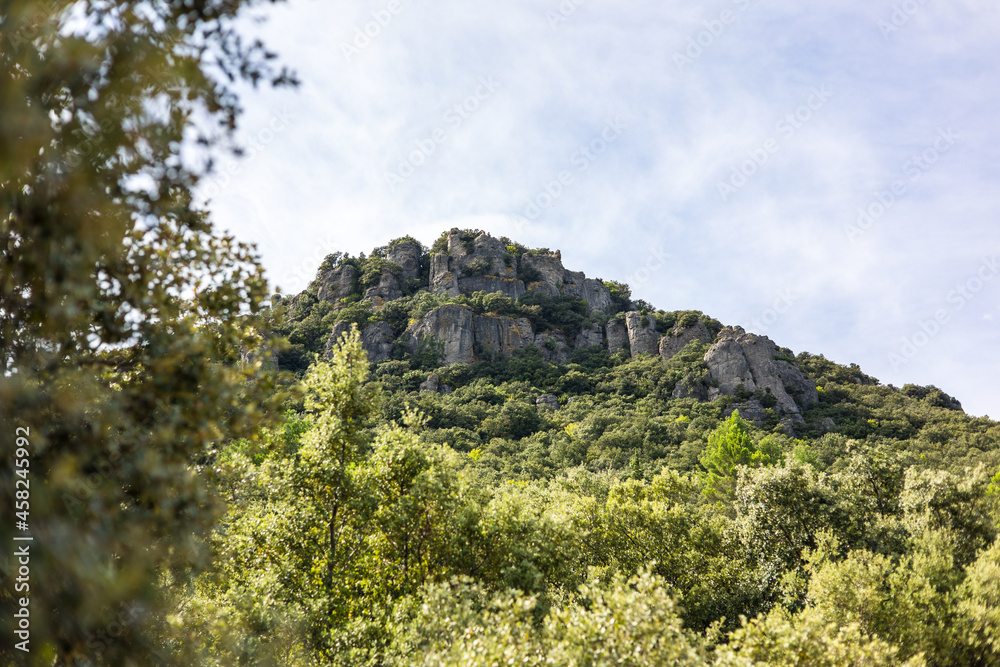 Vue sur le Roc des Deux Vierges à Saint-Saturnin-de-Lucian (Occitanie, France)