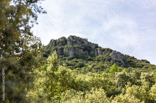 Vue sur le Roc des Deux Vierges à Saint-Saturnin-de-Lucian (Occitanie, France)