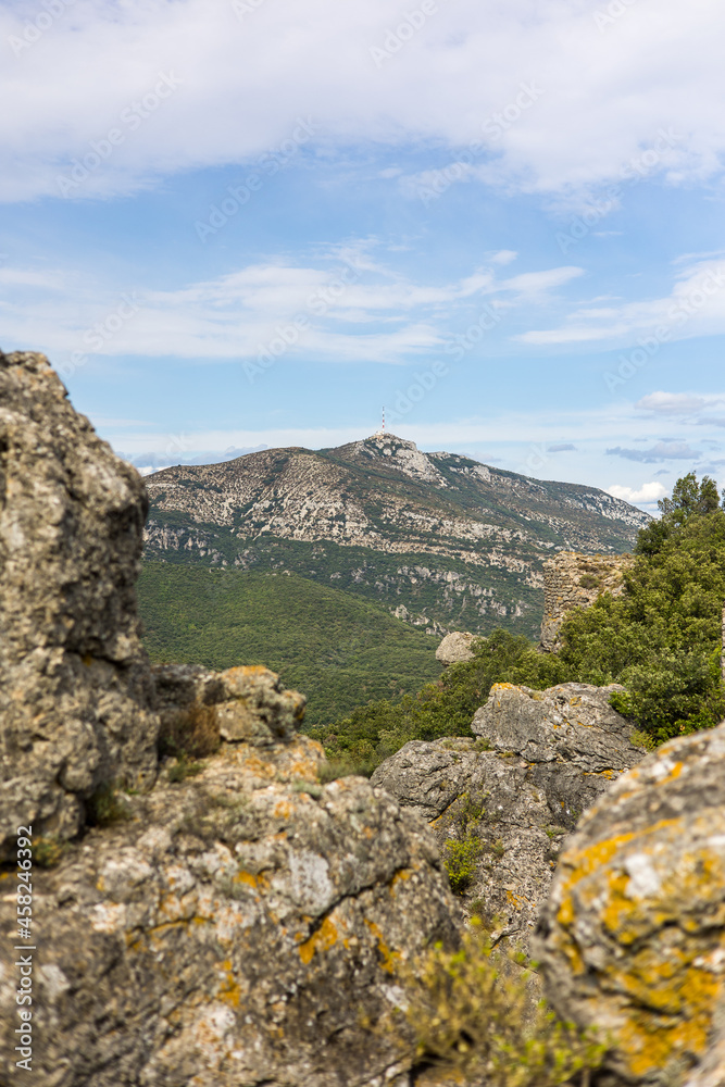 Vue sur le Mont Saint-Baudille depuis le sentier de randonnée du Roc des Deux Vierges à Saint-Saturnin-de-Lucian (Occitanie, France) Vue sur le Mont Saint-Baudille depuis le sentier de randonnée du Roc des Deux Vierges à Saint-Saturnin-de-Lucian (Occitanie, France)