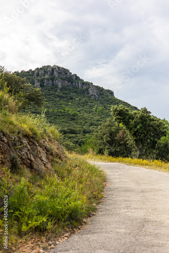 Vue sur le Roc des Deux Vierges à Saint-Saturnin-de-Lucian (Occitanie, France)