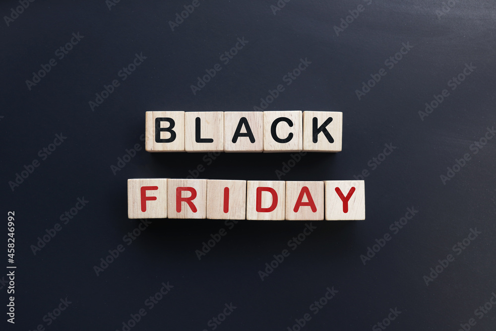 Obraz premium Wooden cube block with words Black friday. Wooden cube block ready for retail with black Friday icon. 