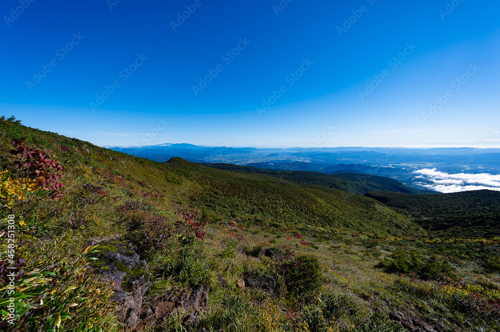 色づき始めた安達太良山