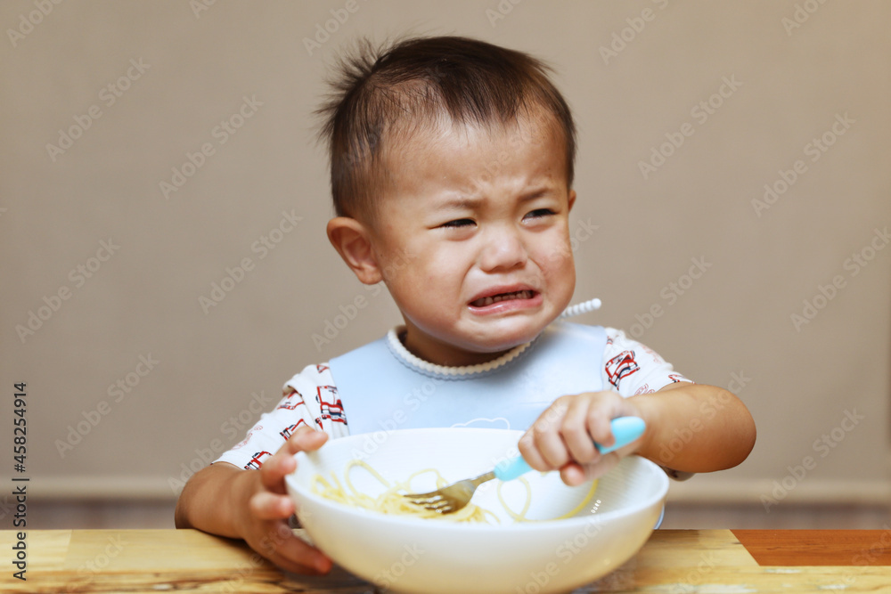 泣きながらパスタを食べる少年 泣きながらパスタを食べる少年