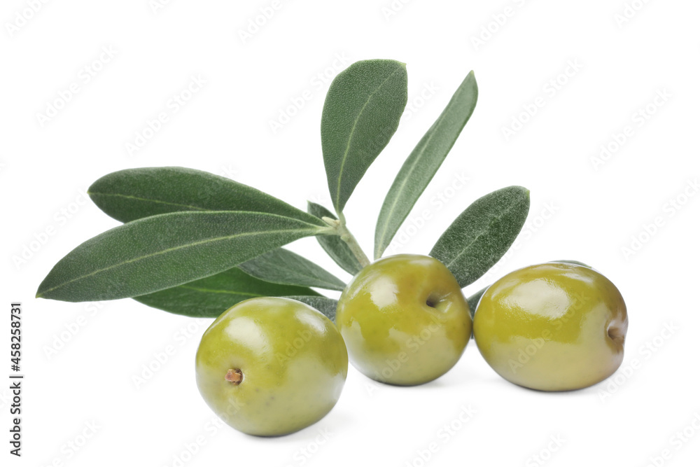 Obraz premium Delicious fresh green olives with leaves on white background