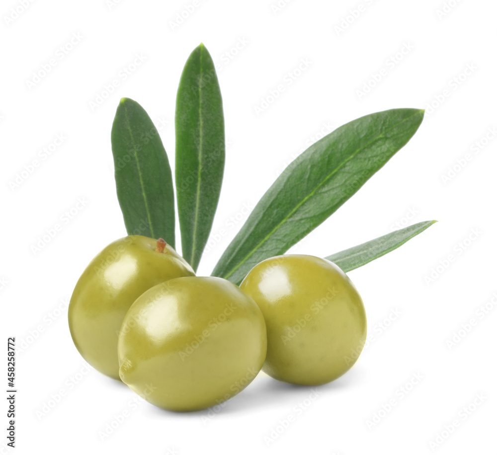 Obraz premium Delicious fresh green olives with leaves on white background