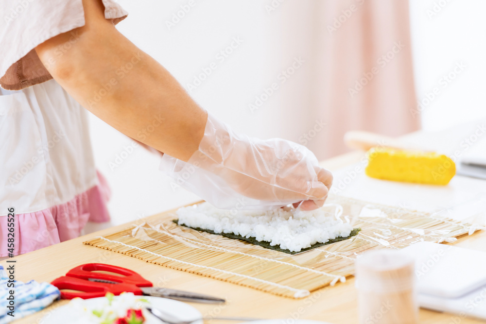 料理教室で巻き寿司を作る女性の手元 料理教室で巻き寿司を作る女性の手元