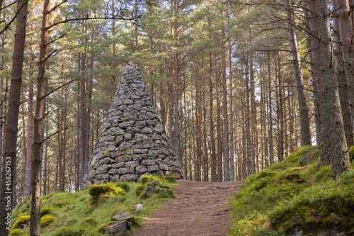 Cairn in Balmoral Forest, Ballater, in Scotland Fotobehang