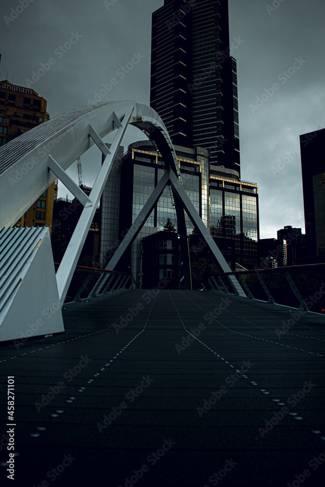 Naklejka premium Melbourne's bridge at night