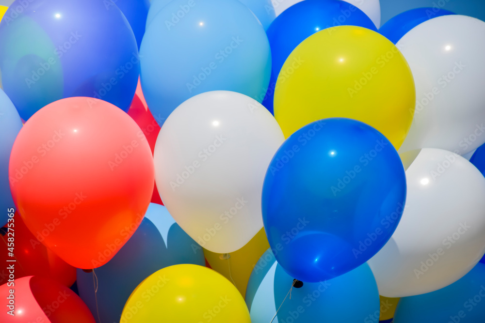 Many balloons are rising in the morning. Many balloons are rising in the morning.