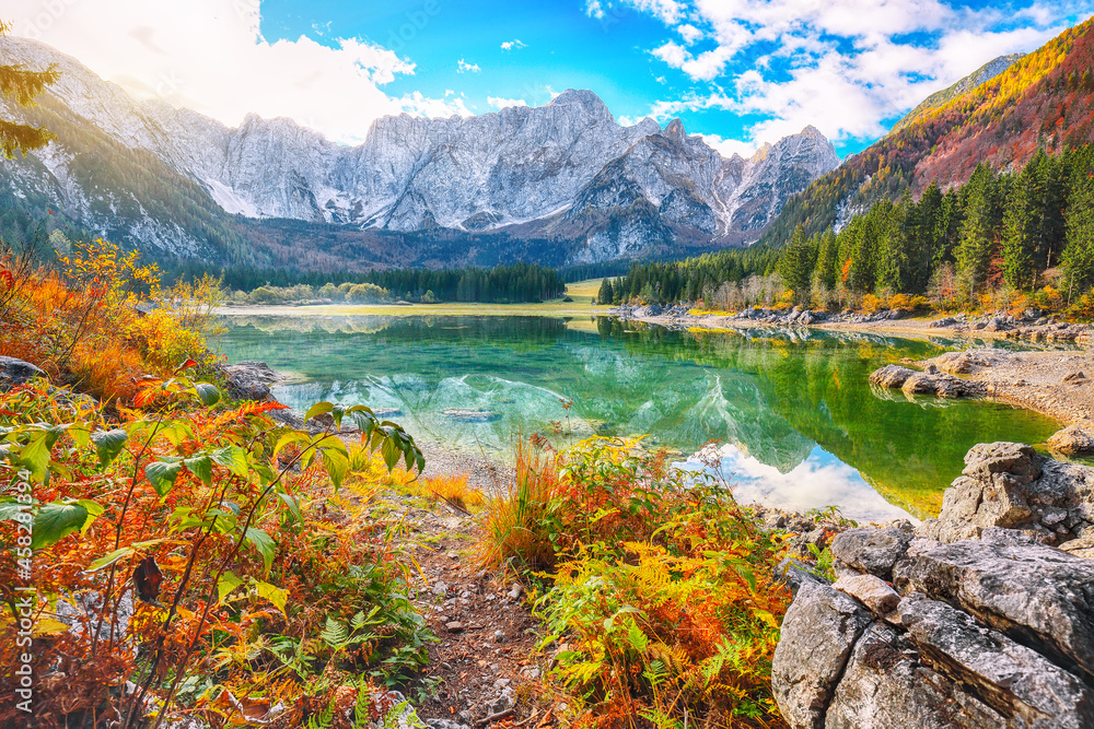 Obraz premium Astonishing view of Fusine lake with Mangart peak on background