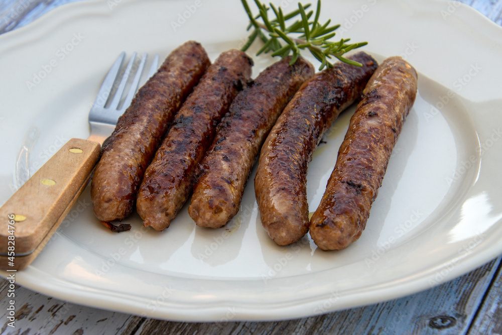 saucisses chipolatas grillées dans une assiette