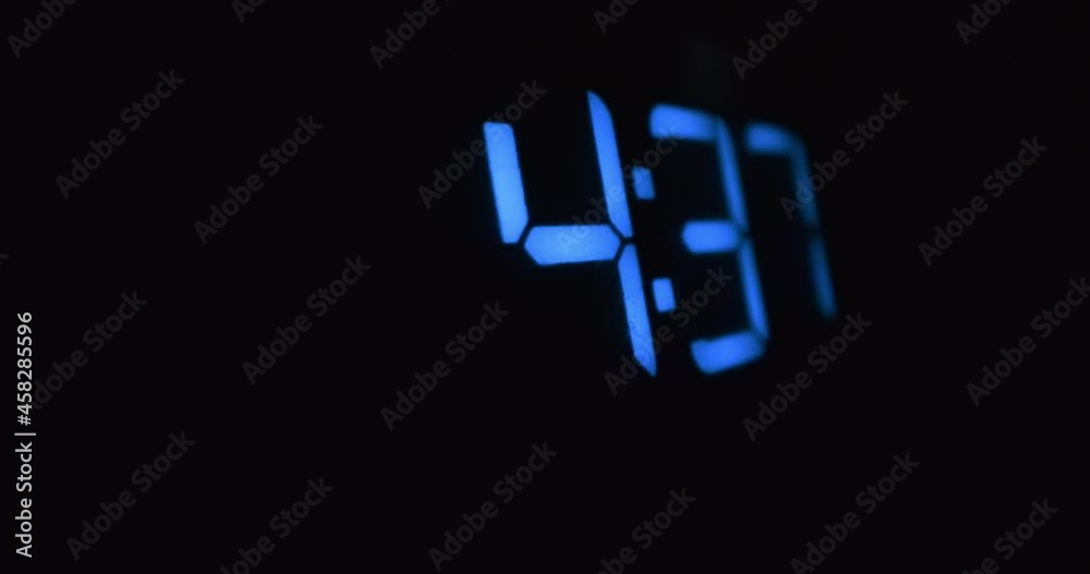 Digital counter counting 1 to 20 while blinking in blue