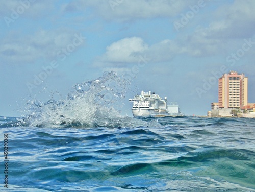 Kreuzfahrtschiff am Horizont photo