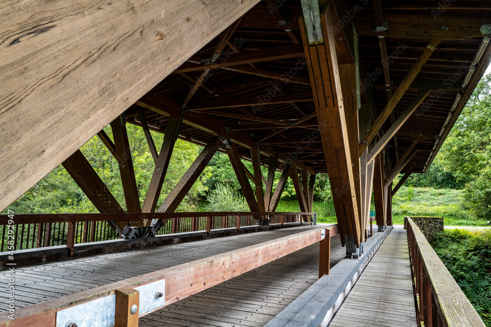 Fototapeta premium pont couvert de Saint Gervais sous Meymont, Puy de Dôme