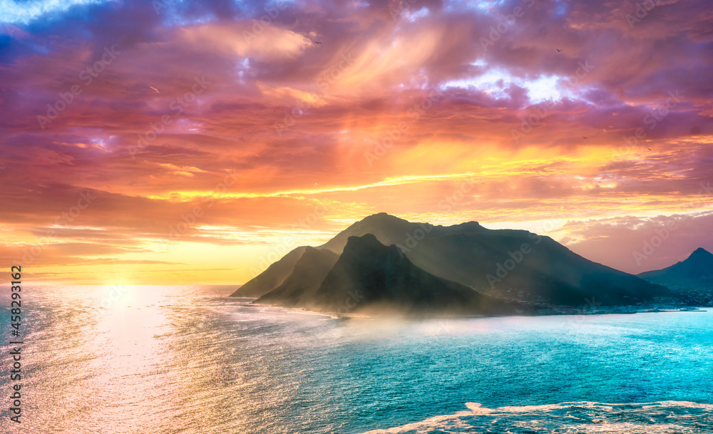 Obraz premium Scenic mountain landscape and sunset view along world famous coastline. Cape Town, South Africa is a wonderful travel destination for nature, adventure and tourism.