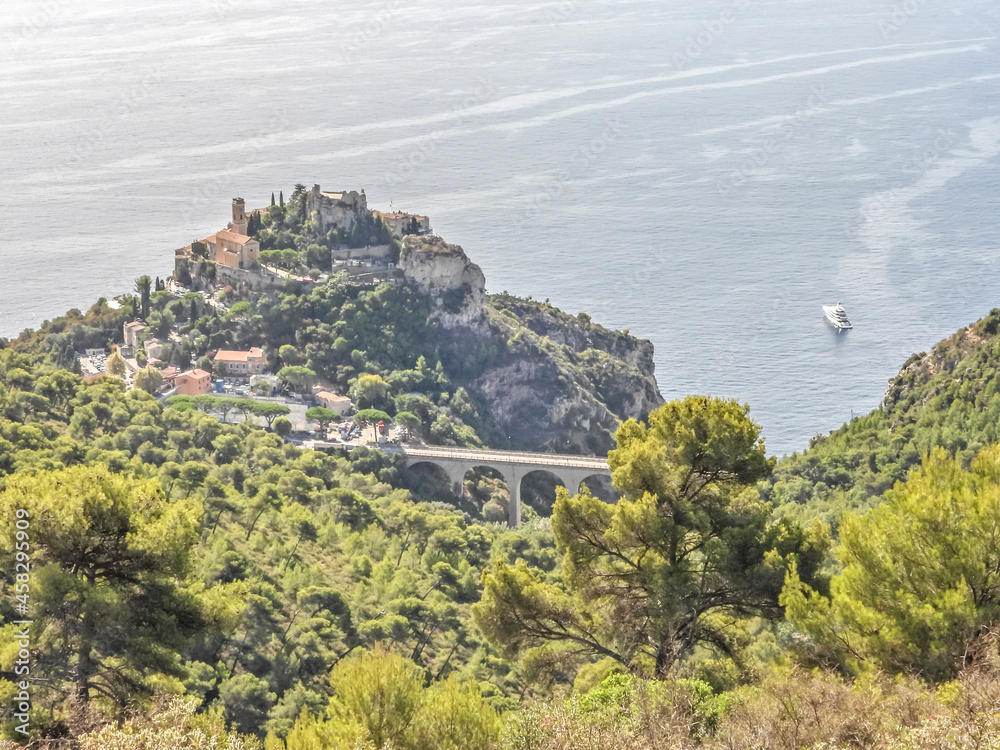 Panorama sur le village perché d'Eze sur la Côte d'Azur en bord de mer dans le Sud de la France