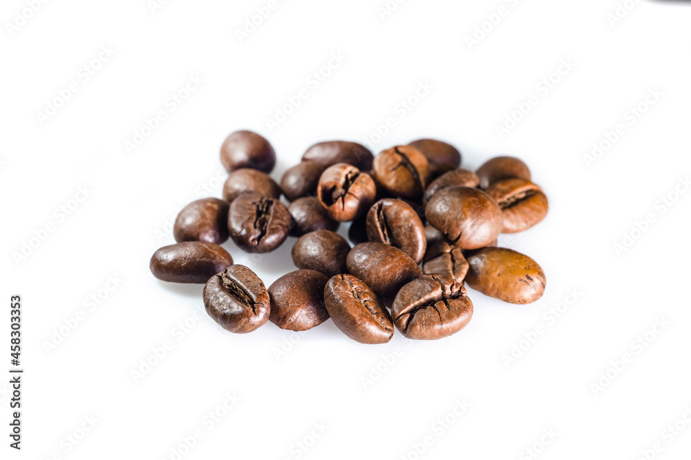 Fototapeta premium Coffee beans isolated on white background