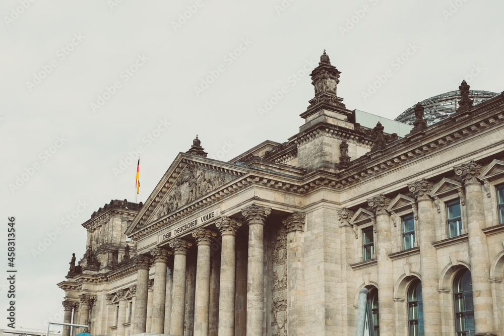 Isola dei musei a Berlino + vista sul parlamento con bandiera della Germania. Architettura in stile romano.