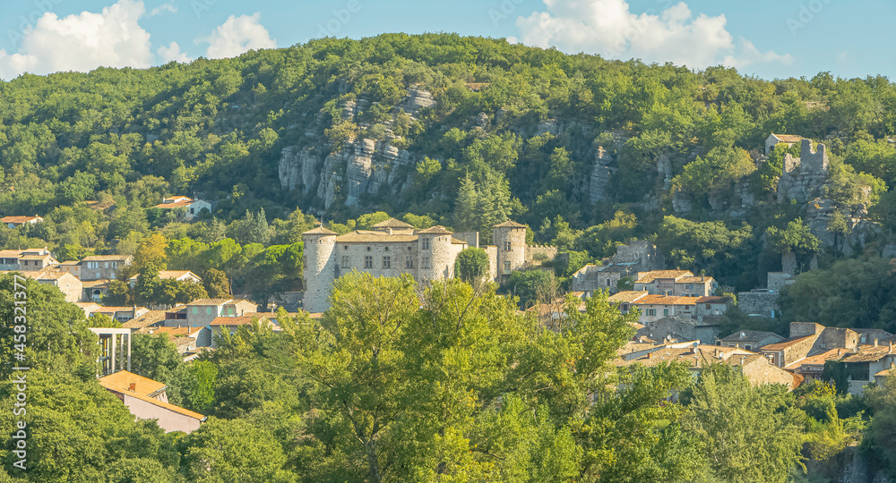 Vue de Vogüé, site touristique en Ardèche, Sud de la France.	