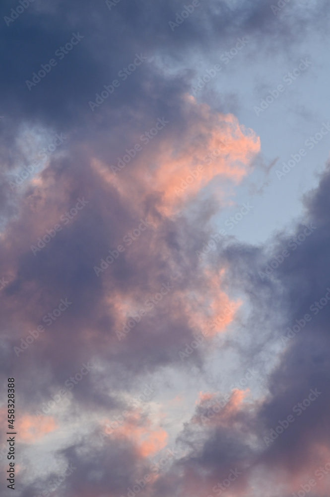 Rosa Wolken vor blauem Himmel am Abend