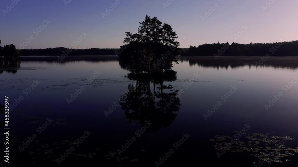 Kleine Insel im See. Schwedischer See im Smaland vor sonnenaufgang zur blauen Stunde. Kleine Insel mit Fichten spiegeln sich im See. Nebel und Spiegel. Kleine Insel im See. Schwedischer See im Smaland vor sonnenaufgang zur blauen Stunde. Kleine Insel mit Fichten spiegeln sich im See. Nebel und Spiegel.