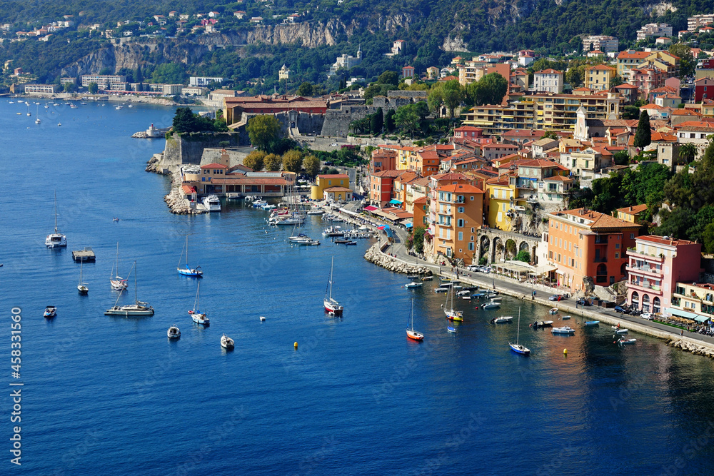 Paysage urbain superbe de la Côte d'Azur, entre Nice et Menton, architecture pittoresque et bateaux