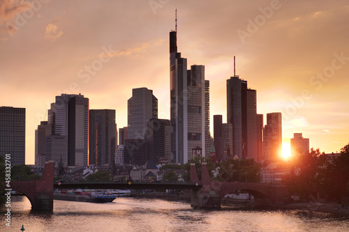 Frankfurt Skyline bei Sonnenuntergang